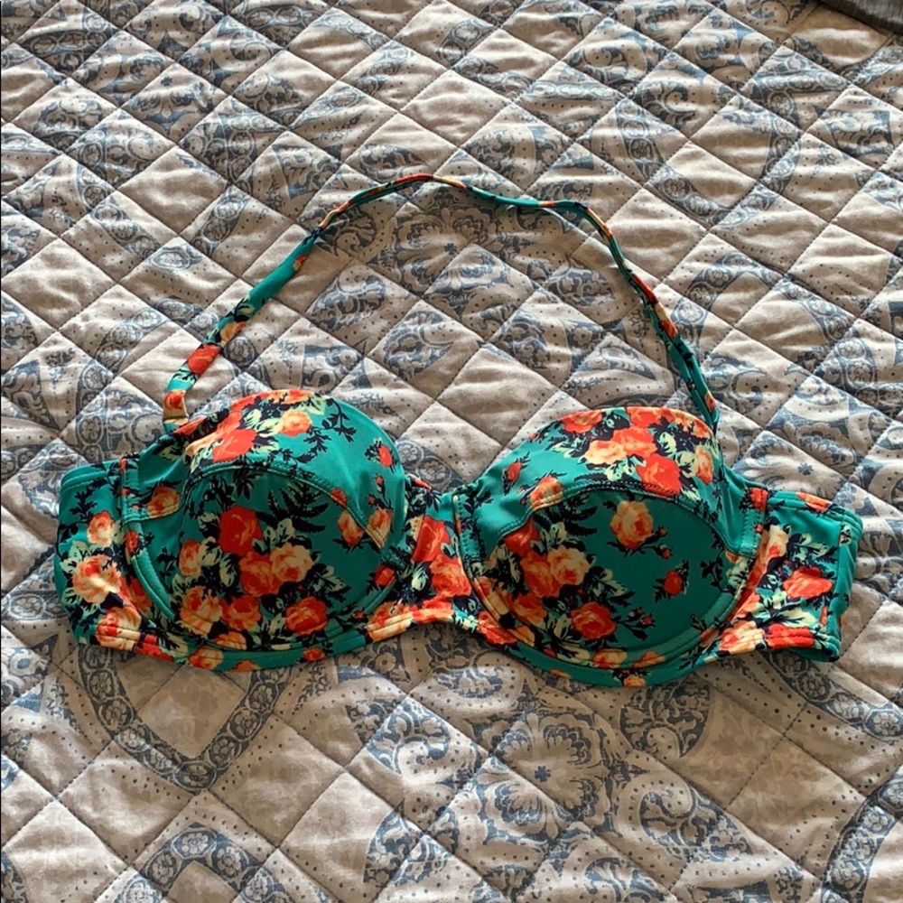 URBAN OUTFITTERS • FLORAL HALTER / STRAPLESS TOP
